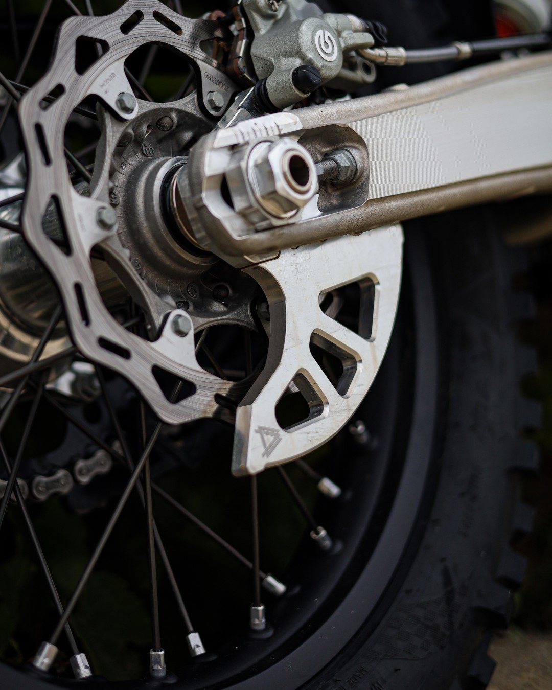 Proteção de Disco Traseiro DOCA – KTM / Husqvarna (Montagem no Suporte da Pinça) - Image 2