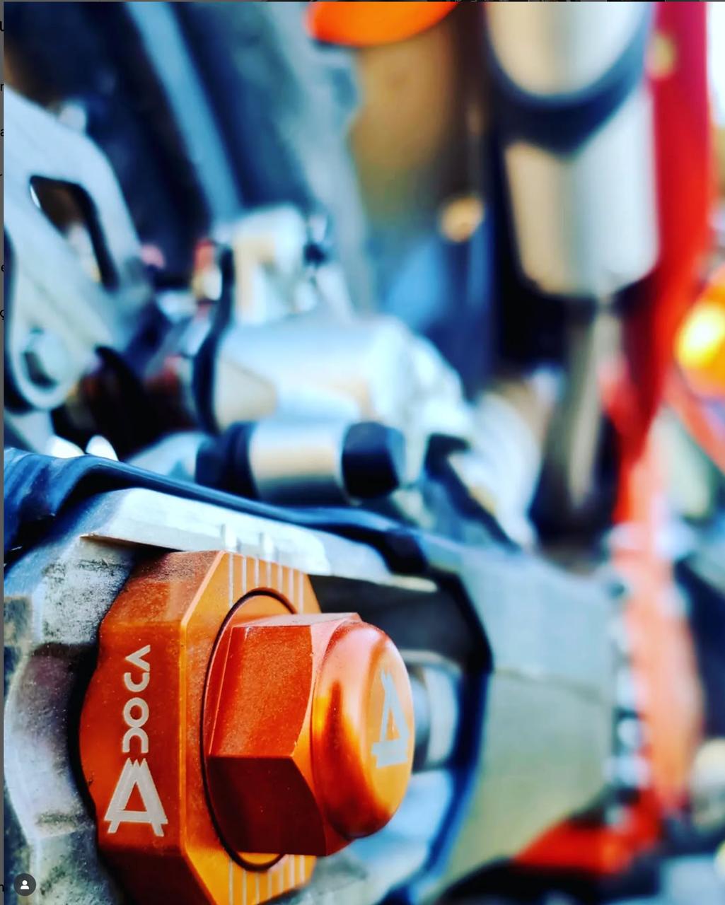 Peça DOCA Enduroline em detalhe montada na mota